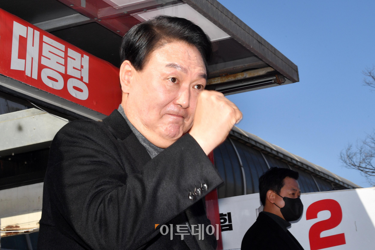 ▲윤석열 국민의힘 대선 후보가 6일 오후 경기도 동두천시 지행역 광장을 찾아 유세하고 있다. (국회사진취재단)