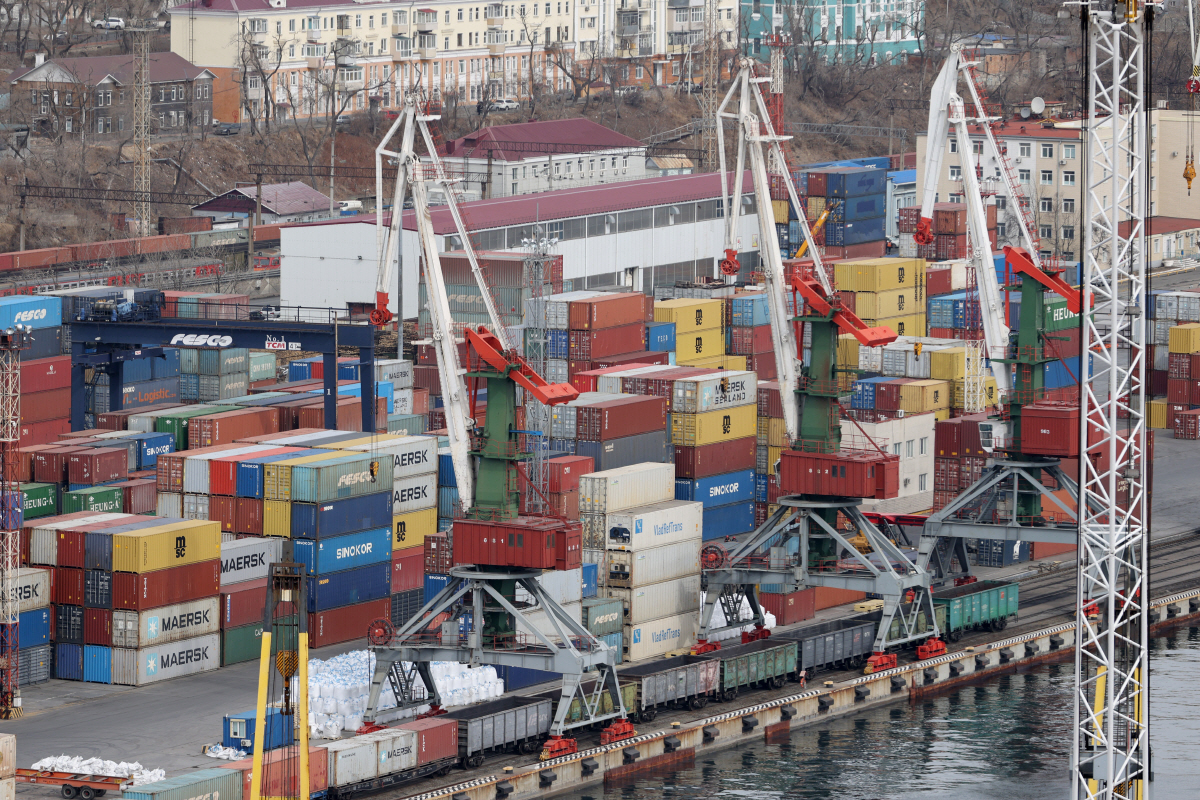 ▲러시아 블라디보스토크 항구에 5일(현지시간) 컨테이너들이 쌓여져 있다. 블라디보스토크/타스연합뉴스
