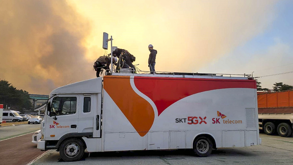 ▲SK텔레콤 직원들이 경북 울진 현장통합지휘본부 인근에 이동기지국을 배치하여 작업하고 있다. (사진제공=SK텔레콤)