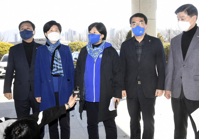 ▲국회 행정안전위원장인 서영교 의원과 행안위원인 백혜련 의원, 국회 정치개혁특위 간사인 김영배 의원 등 더불어민주당 의원들이 6일 오전 코로나19 재택 치료자 투표 부실관리에 대한 재발 방지를 촉구하며 과천 중앙선관위에 항의 방문하고 있다. (연합뉴스)
