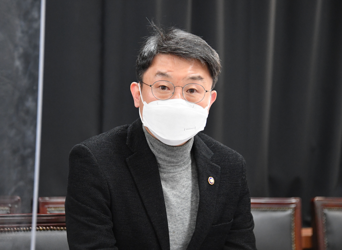 ▲이억원 기획재정부 1차관이 3월 6일 서울 광화문 정부청사에서 열린 '제12차 우크라이나 사태 비상대응 TF 회의'를 주재, 모두발언을 하고 있다. (사진제공=기획재정부)