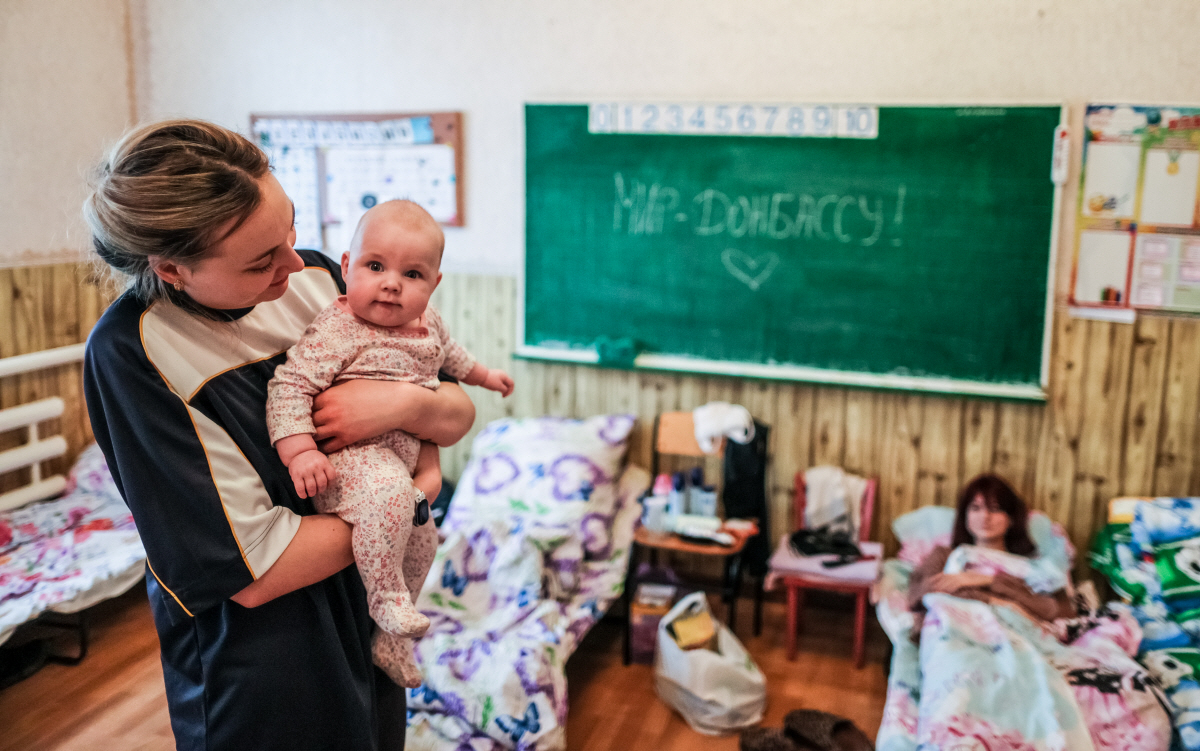 ▲우크라이나 남부 항구도시 마리우폴의 한 학교에 마련된 임시 대피소에 5일(현지시간) 주민들이 피해 있다. 마리우폴/타스연합뉴스