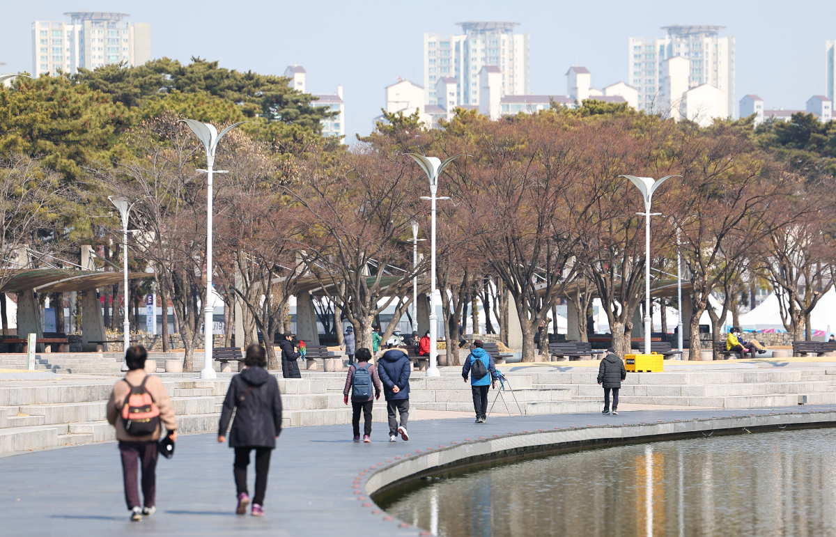 ▲서울지역 낮 기온이 10도 기록하는 등 전국적으로 초봄 날씨를 보인 3일 서울 마포구 월드컵공원을 찾은 시민들이 산책을 즐기고 있다. (연합뉴스)