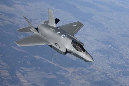 ▲미국 공군 전투기 F-35가 영공을 날고 있다. AP연합뉴스
