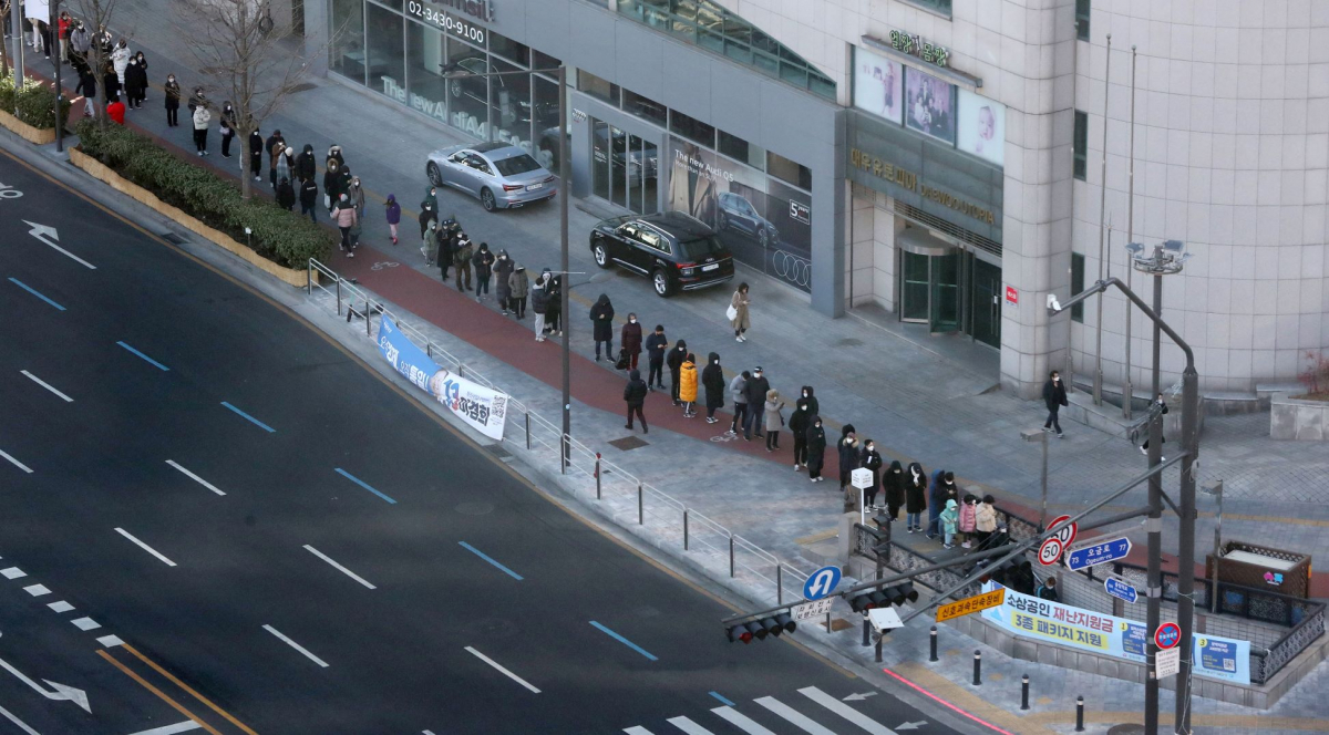 ▲코로나19 신규확진자수가 사흘 연속 20만명 대를 기록한 6일 오전 서울 송파구 선별진료소에서 시민들이 코로나19 검사를 받기 위해 길게 줄지어 서 있다. (뉴시스)