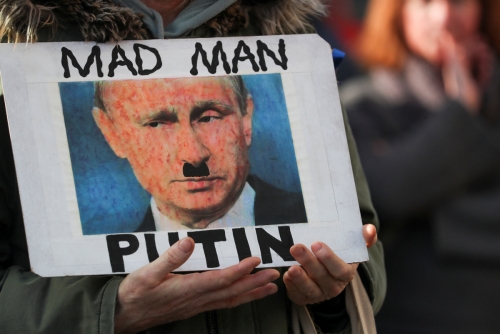 ▲블라디미르 푸틴 러시아 대통령을 히틀러에 빗댄 사진이 보인다. 로이터연합뉴스

