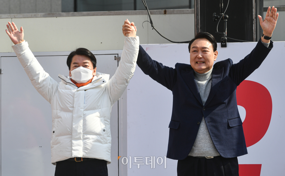 ▲윤석열 국민의힘 대선 후보가 7일 오전 경기 하남시 신장동 스타필드 앞에서 국민의당 안철수 대표와 함께 유세하고 있다.  (국회사진취재단)