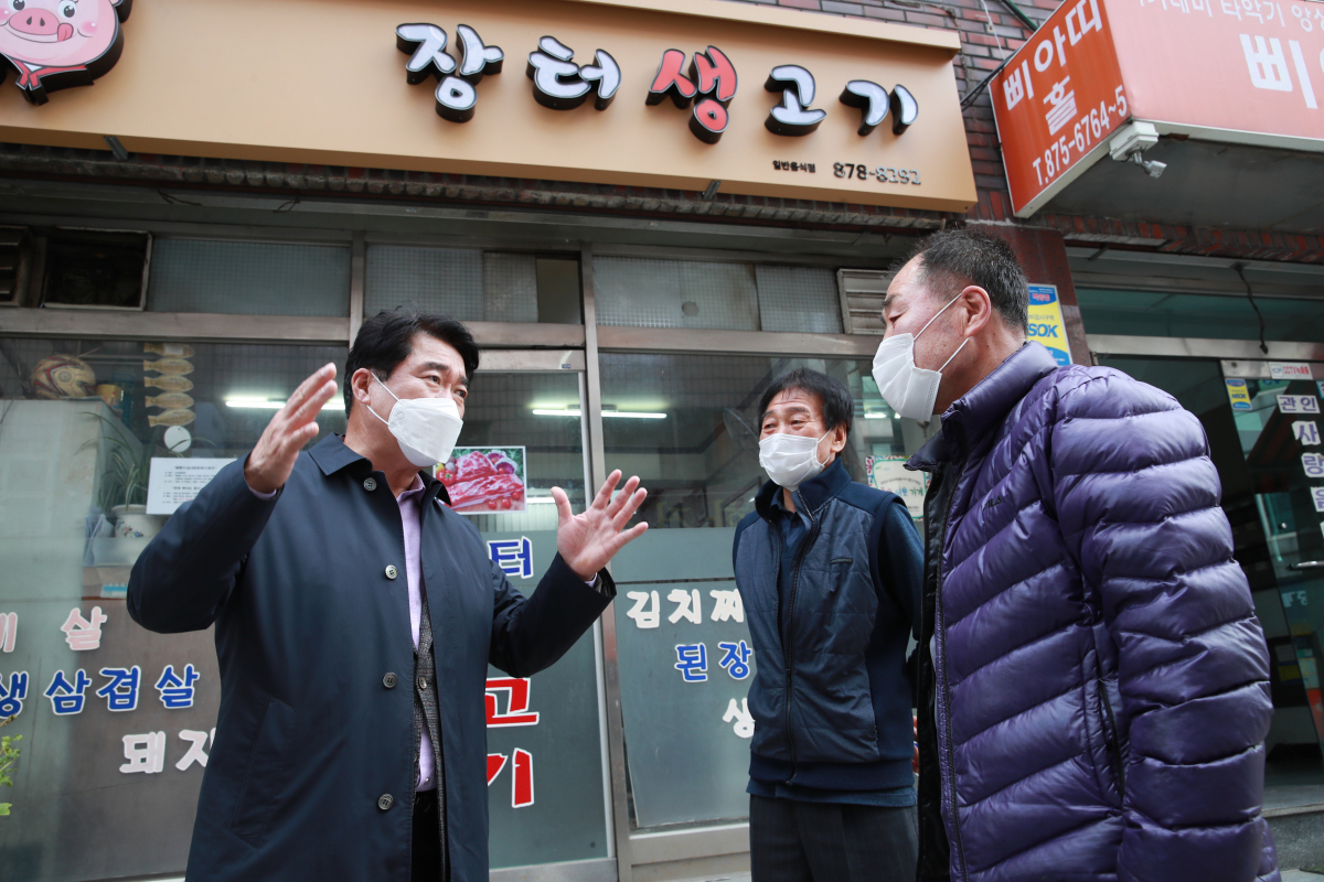 ▲박준희 관악구청장이 소상공인을 만나 대화를 나누고 있다. (사진제공=관악구)