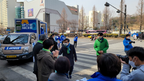 ▲7일 김동연 전 새로운물결 대선후보가 7일 경기 성남시 중원구 단대오거리역 인근에서 이재명 더불어민주당 후보 지원유세에 나섰다. (김윤호 기자)