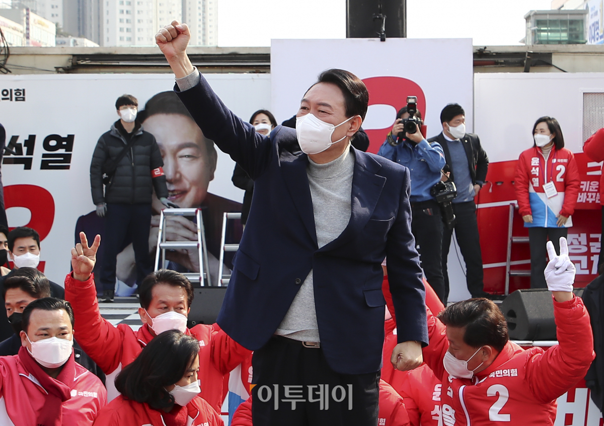 ▲윤석열 국민의힘 대선 후보가 7일 오후 경기 안산시 단원구 안산문화광장 앞에서 유세하고 있다. (국회사진취재단)