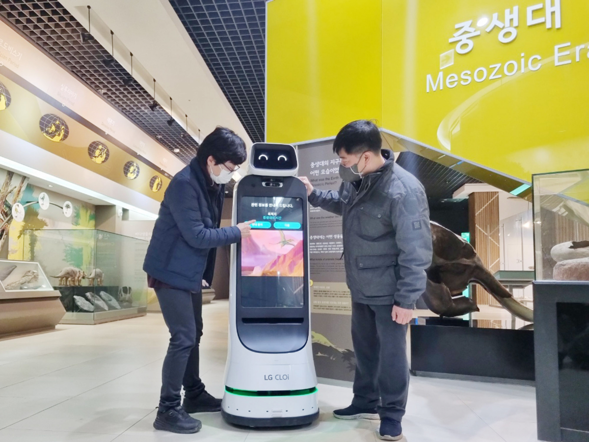 ▲‘LG 클로이 가이드봇’(LG CLOi GuideBot)이 강원도에 위치한 태백고생대자연사박물관에서 전시 작품 설명 및 안내 역할을 한다.  (사진제공=LG전자)