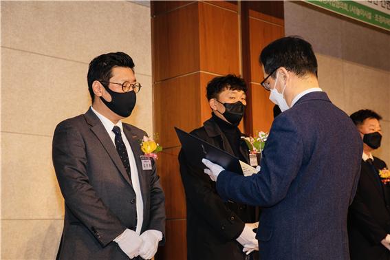 ▲김지현(왼쪽) 태영건설 선임이 국토교통부 장관상을 수상하는 모습. (사진제공=태영건설)