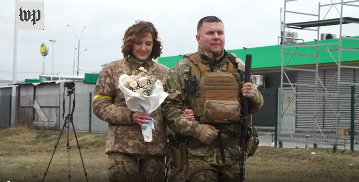 ▲지난 6일(현지시각) 22년 만에 결혼식을 올린 신랑 발레리 필리모노브와 신부 레시야 필리모노바. (워싱턴포스트 캡처)
