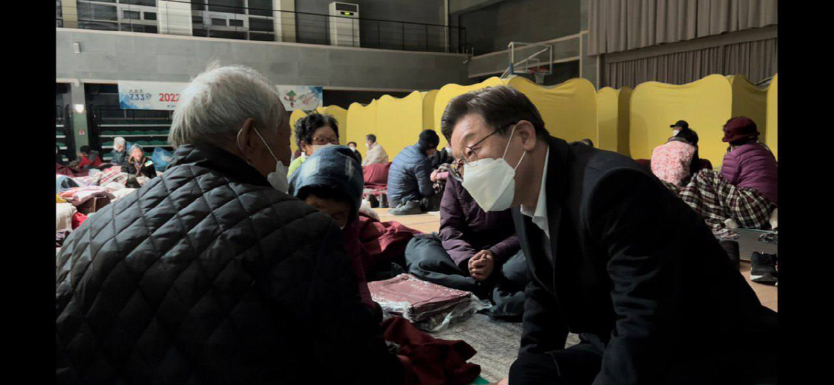 ▲(사진제공=더불어민주당) 이재명 더불어민주당 대선후보가 5일 새벽 경북 울진군 울진읍 울진국민체육센터에 마련된 산불 이재민 대피소를 방문해 이재민들을 위로하고 있다.