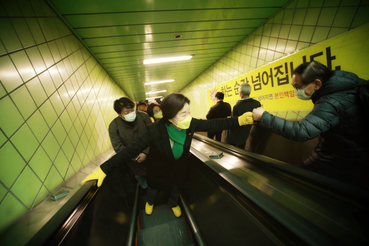 ▲심상정 정의당 대선후보가 대선을 하루 앞둔 8일 첫일정으로 서울 마들역 출근길 인사를 하고 있다.   (정의당)