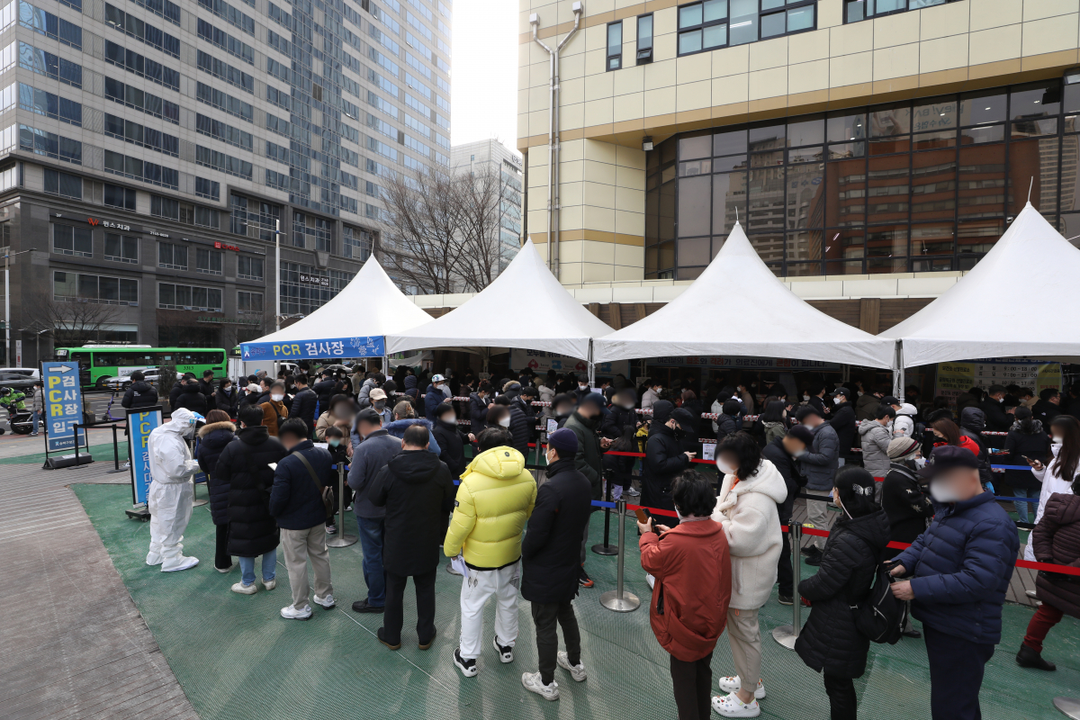 ▲0시 기준 코로나19 신규확진자가 20만 2721명 발생한 8일 오전 서울 송파구 보건소 선별진료소에서 시민들이 PCR 검사를 받기 위해 줄서 기다리고 있다.  (뉴시스)