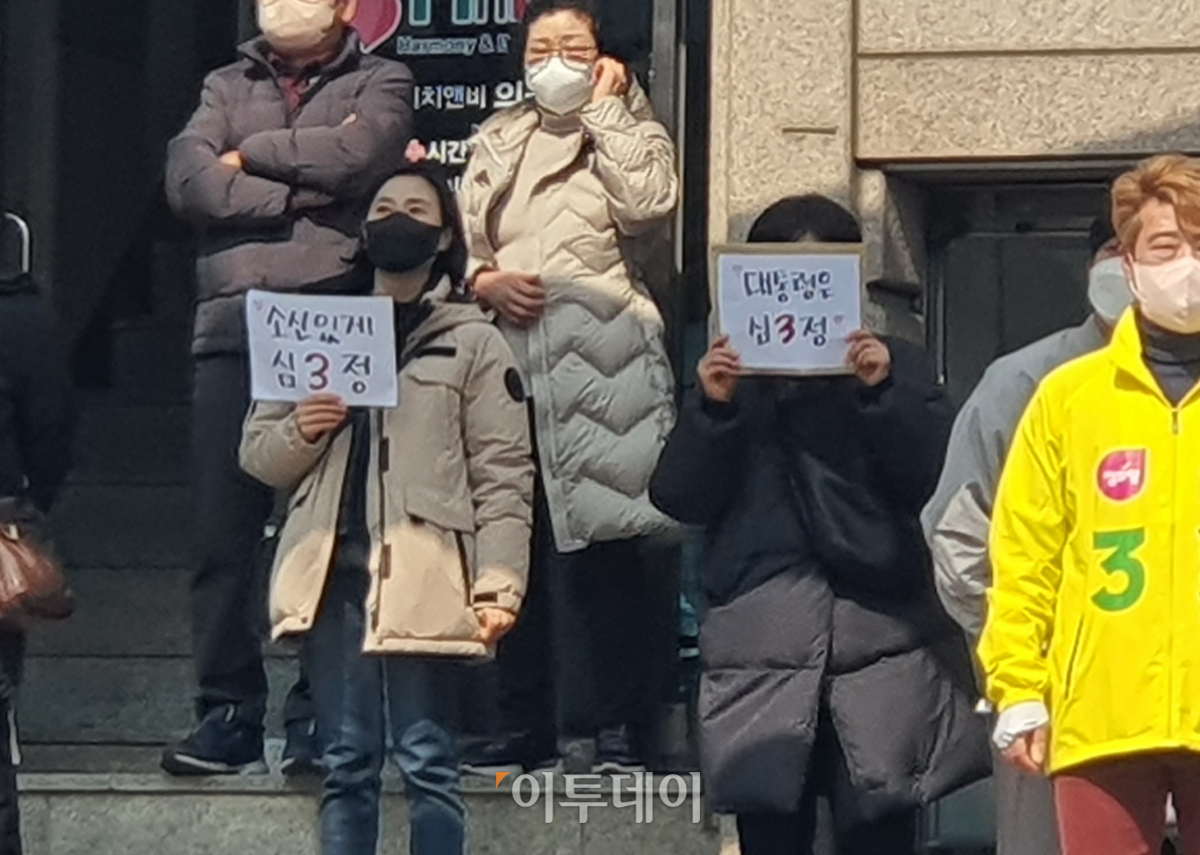 ▲8일 서울 안암역 인근에서 심상정 정의당 대선후보 지지자들이 심 후보의 연설을 듣고 있다. 손팻말에는 '소신있게 심3정', '대통령은 심3정'이 적혀 있다.  (유혜림 기자 @wiseforest)