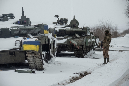 ▲우크라이나 군인이 러시아 탱크 옆에 서 있다. 하르키우/로이터연합뉴스
