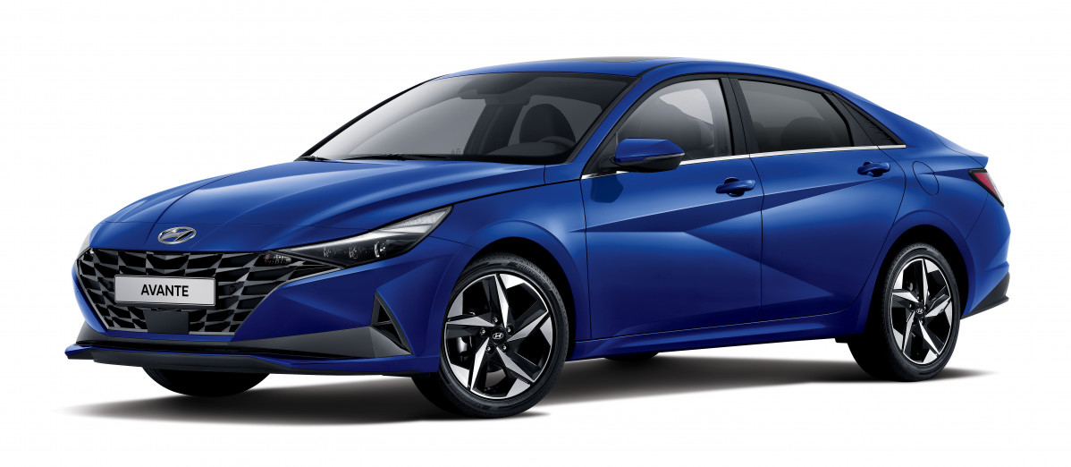 ▲현대차 2022년형 아반떼는 상품성을 강화하는 동시에 가격도 크게 올랐다. 2020년 출시 당시 1500만 원 대였던 기본 가격은 이제 1800만 원에서 시작한다. 최근 부쩍 오른 원ㆍ부자재 인상분이 불가피하게 가격에 반영된 탓이다.  (사진제공=현대차)