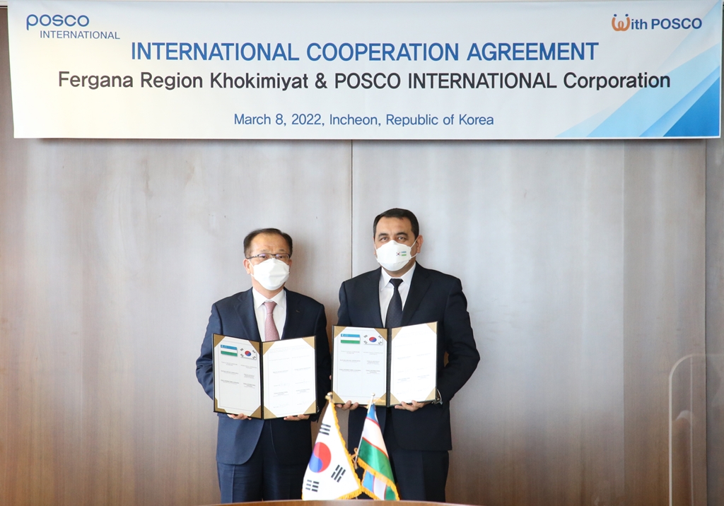 ▲주시보(왼쪽) 포스코인터내셔널 사장과 하이룰라 보자로프 페르가나 주지사가 우즈베키스탄 원면 클러스터 구축 업무협약을 맺고 기념촬영하고 있다. (사진제공=포스코인터내셔널)