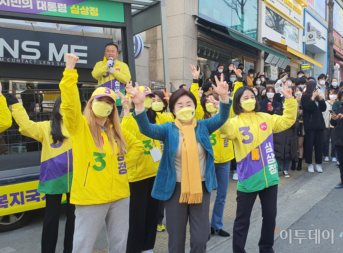 ▲심상정 정의당 대선후보가 8일 서울 안암역 인근에서 열린 유세현장에서 음악에 맞춰 율동을 선보이고 있다. (유혜림 기자 @wiseforest)