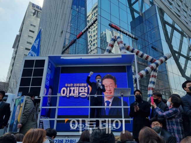 ▲이재명 더불어민주당 대선후보가 8일 서울 여의도우체국 앞 유세현장에서 시민들에게 지지를 호소하고 있다. (사진=이꽃들 기자 flowerslee@)