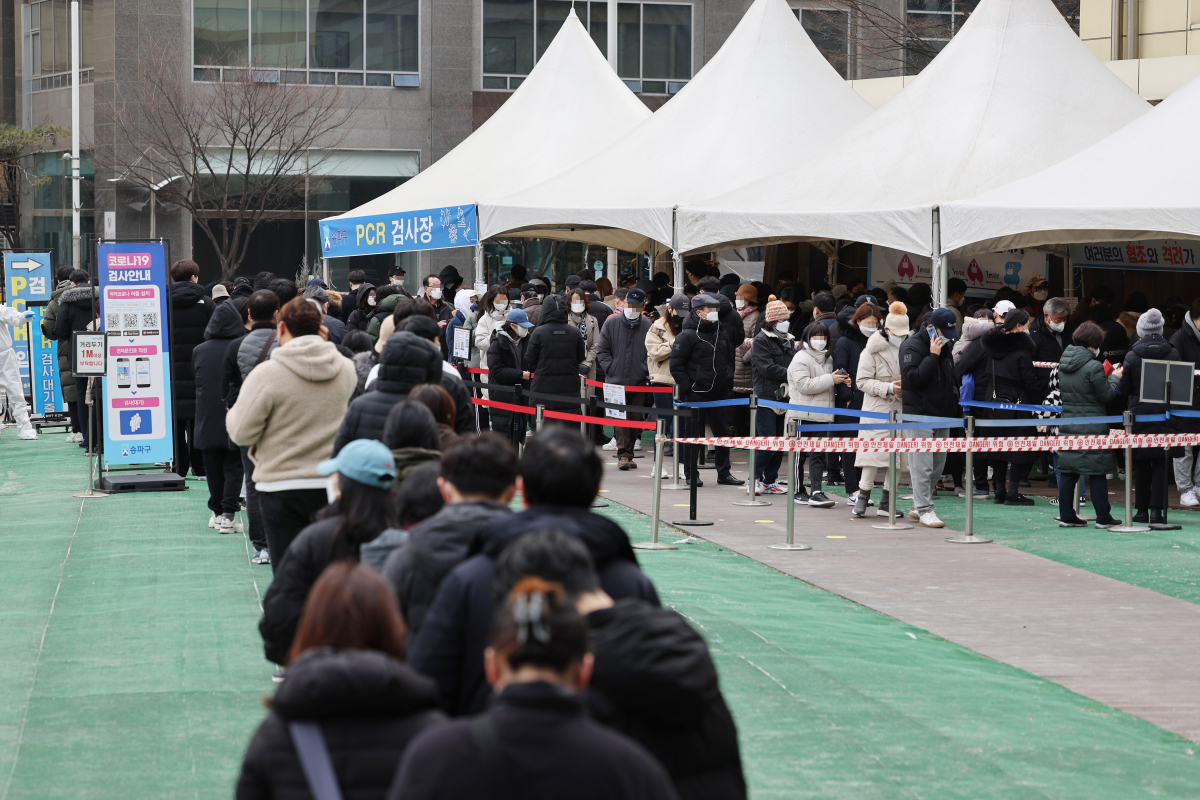 ▲코로나19 신규 확진자가 20만2721명이 발생한 8일 오전 서울 송파구 임시선별검사소에서 피검자들이 줄을 서 있다. (연합뉴스)