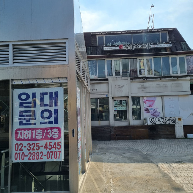 ▲신촌 일대 점포들이 줄줄이 비어있다. (박민웅 기자 pmw7001@)