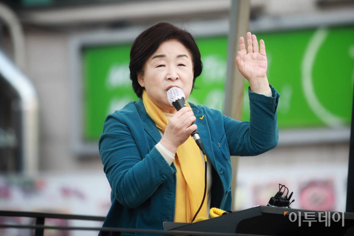 ▲심상정 정의당 대선후보가 8일 서울 한양대 거리 유세전에서 지지를 호소하고 있다.  (출처=정의당)