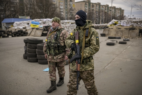 ▲우크라이나 군인들이 7일(현지시간) 수도 키이우에서 경계를 서고 있다. 키이우/AP연합뉴스
