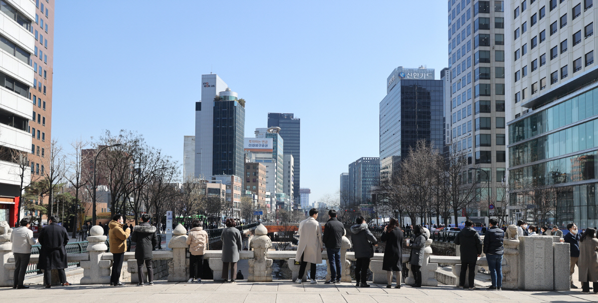 ▲포근한 날씨를 보인 2일 점심시간 서울 청계천에서 시민들이 커피를 마시고 있다. (연합뉴스)
