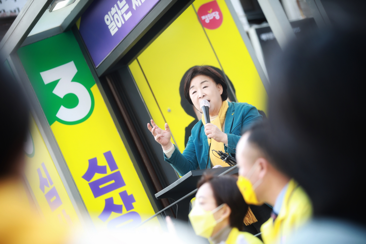 ▲심상정 정의당 대선후보가 8일 오후 서울 성동구 한양대학교 인근을 찾아 지지를 호소하고 있다.  (출처=정의당)