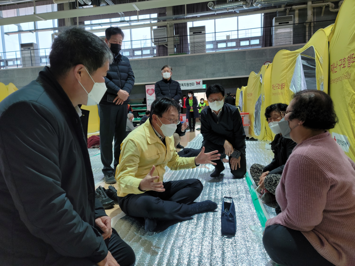 ▲김현준 한국토지주택공사(LH) 사장(왼쪽서 세 번째)이 경북 울진군 주민 임시대피소에서 이재민에게 위로의 말을 전하고 있다. (사진제공=한국토지주택공사(LH))