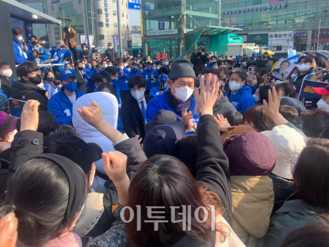 ▲송영길 더불어민주당 대표가 8일 인천 계양구에서 진행한 유세에서 유권자들과 만나고 있다. (사진=정회인 기자 hihello@)