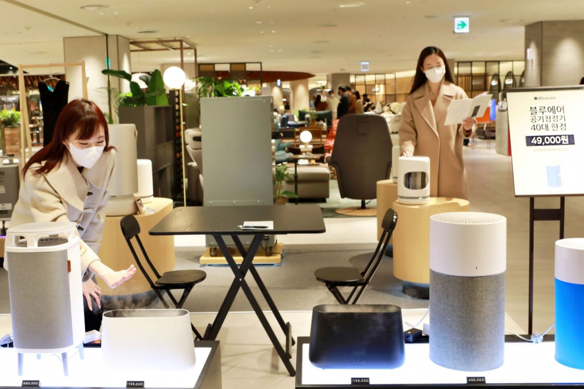 ▲8일 서울 중구 소공동 롯데백화점 본점 8층 '블루에어 & 몰리큘' 팝업 매장에서 고객이 공기청정기를 구경하고 있다. (사진제공=롯데백화점)