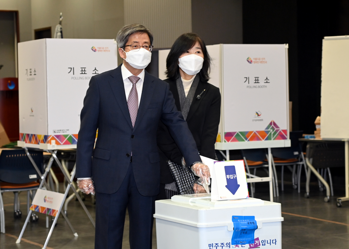 ▲김명수 대법원장과 배우자 이혜주 씨. (법원행정처 제공)