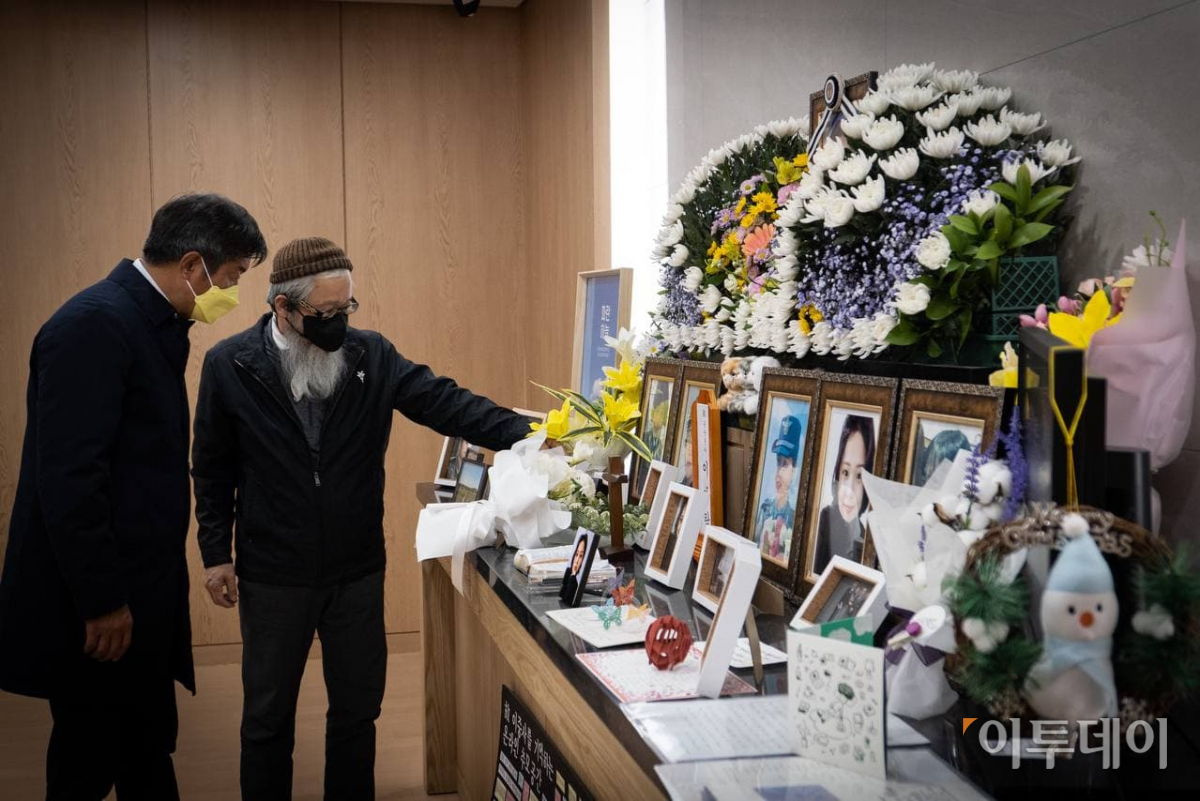 ▲여영국 정의당 대표가 9일 오전 경기도 성남시 국군수도병원 장례식장을 찾아 고(故) 이예람 중사의 부친과 만났다.  (출처=정의당 )