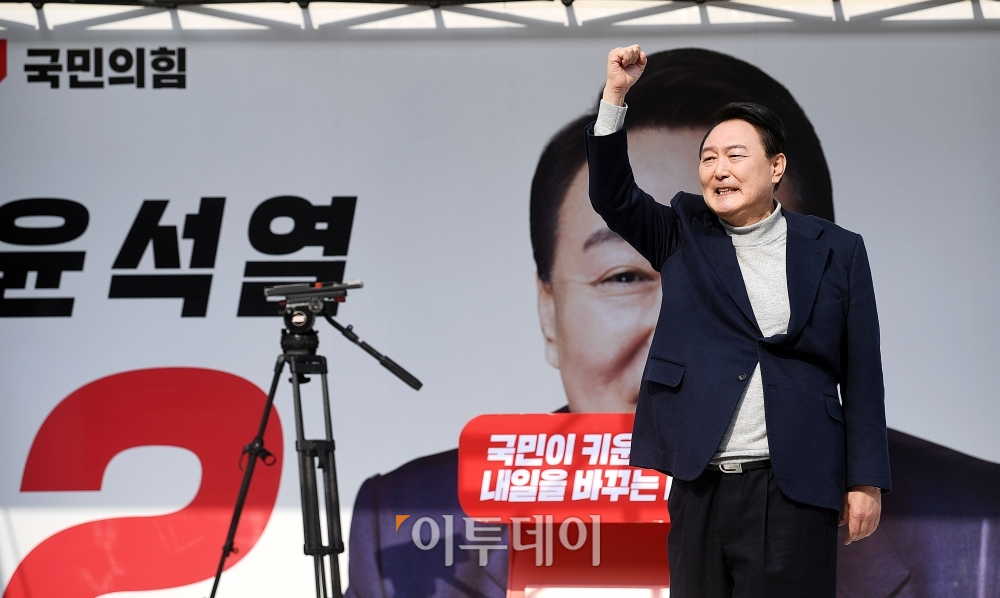 ▲윤석열 국민의힘 대통령 후보가 7일 경기 시흥시 삼미시장 앞 유세 현장에서 어퍼컷 세리머니를 하고 있다. (신태현 기자 holjjak@)