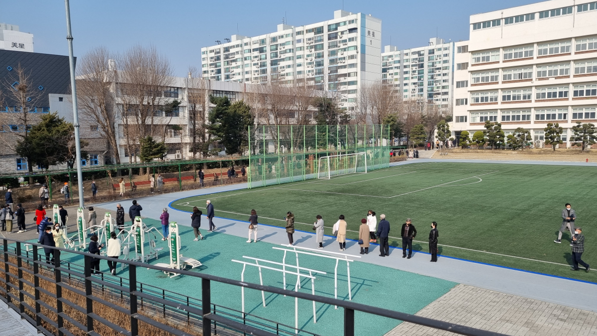 ▲서울 강남구 현대고등학교에 마련된 투표소에 유권자들이 줄을 서고 대기하고 있다. (김상영 수습기자 ksy2291@)