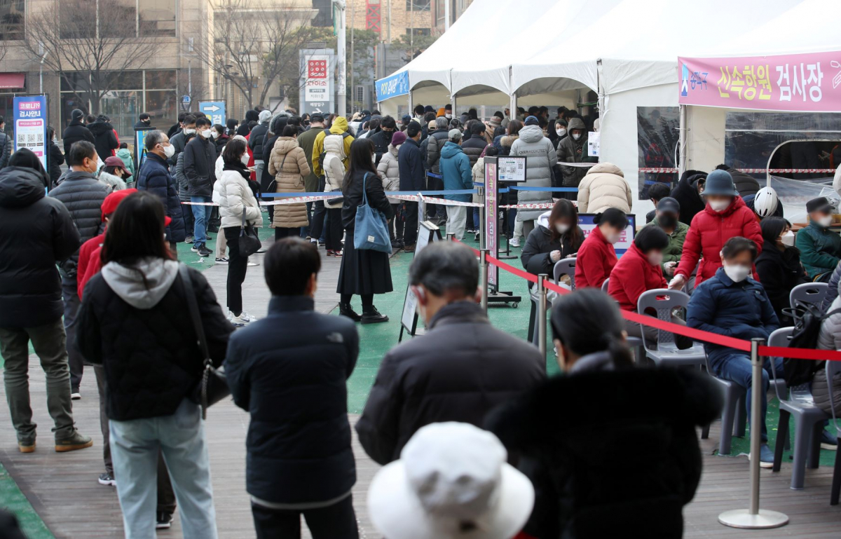▲코로나19 신규 확진자가 34만2446명으로 역대 최다를 기록한 9일 오전 서울 송파구 보건소 선별진료소에서 시민들 검사를 받기 위해 줄 서 있다. (뉴시스)