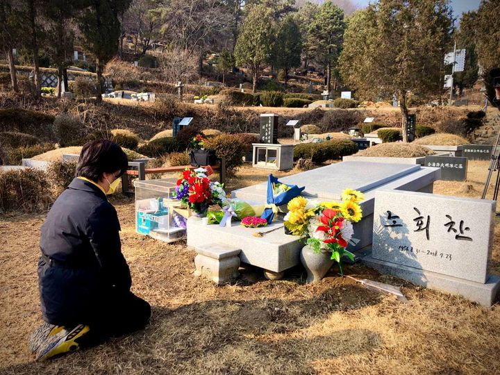 ▲9일 고 노회찬 전 의원 묘소 찾은 정의당 심상정 후보.  (출처=정의당)