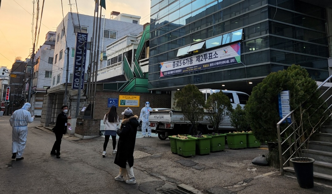 ▲종로5, 6가동 주민센터에 위치한 종로 제2 투표소 (김채빈 수습기자 chaebi@)