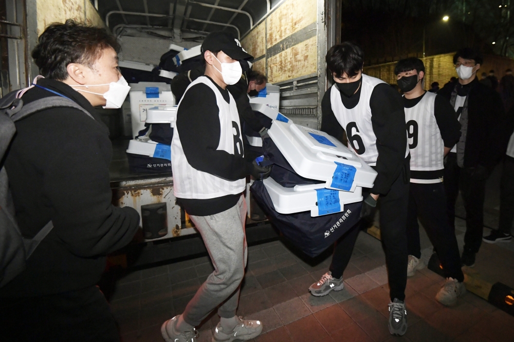 ▲제20대 대통령선거일인 9일 서울 동대문구체육관에 마련된 동대문구 선관위 개표소에서 관계자들이 투표함을 옮기고 있다. 조현호 기자 hyunho@ (이투데이DB)