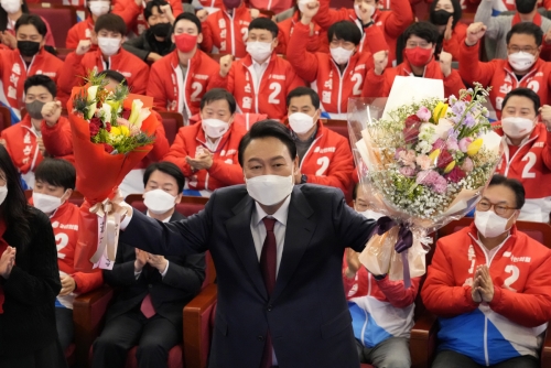 ▲20대 대통령에 당선된 윤석열 국민의 힘 대선 후보가 당선 확정 후 인사를 하고 있다. 서울/EPA연합뉴스
