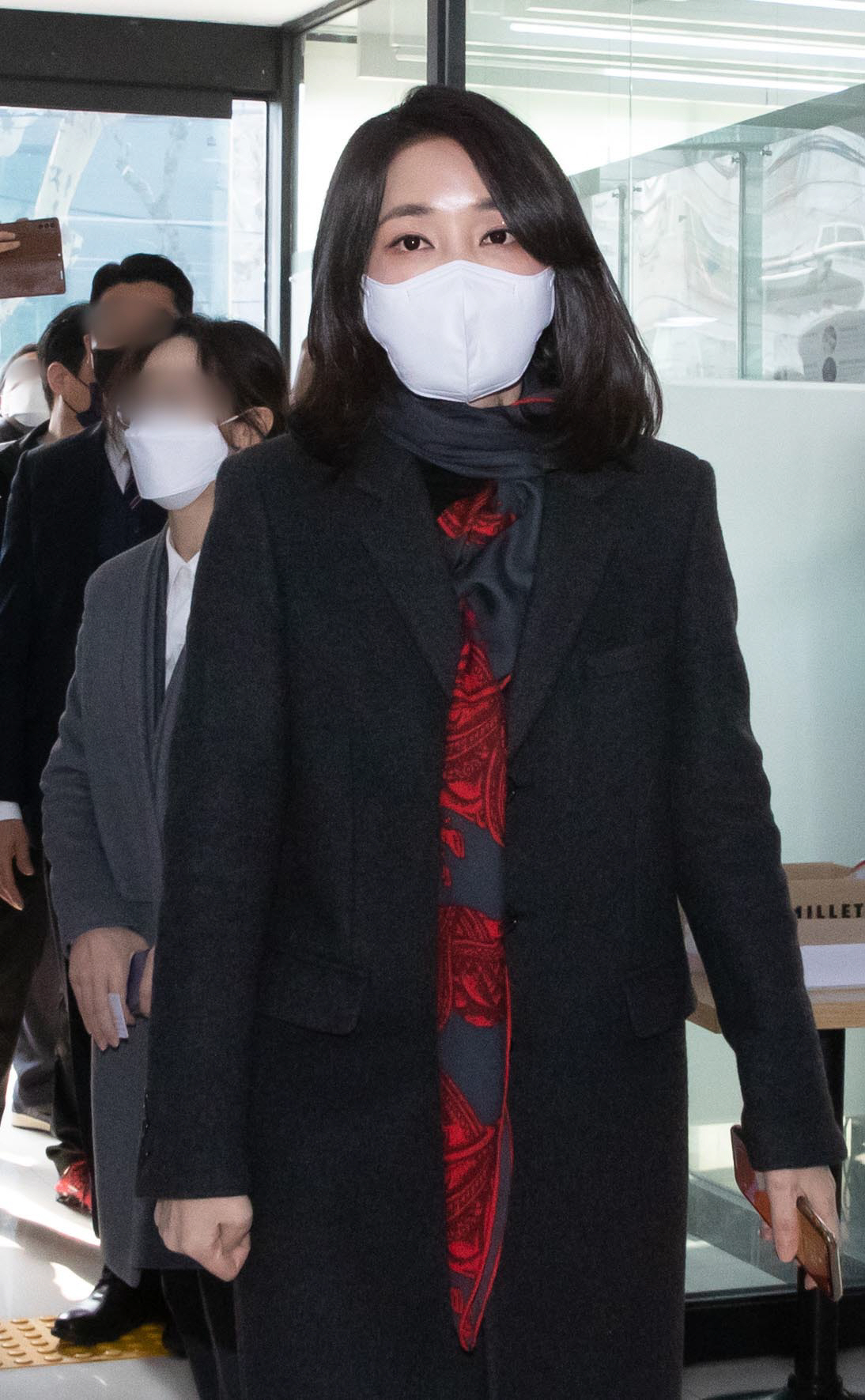 ▲(연합뉴스) 윤석열 제20대 대통령선거 당선인 배우자 김건희 씨가 지난 4일 오전 서울 서초구 서초1동 주민센터에 마련된 제20대 대통령선거 사전투표소를 찾아 투표하기 위해 이동하고 있다.