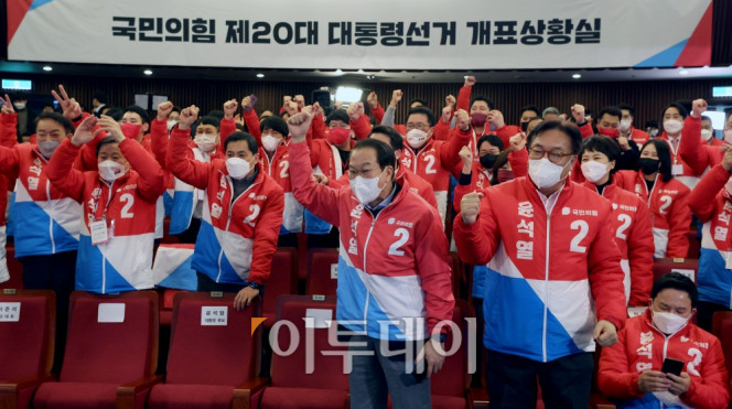 ▲권영세 국민의힘 총괄선대본부장을 비롯한 당직자들이 10일 새벽 서울 여의도 국회도서관에 마련된 '국민의힘 제 20대 대통령선거 개표상황실'에서 윤석열 후보가 역전을 하자 환호를 하고 있다. 신태현 기자 holjjak@ (이투데이DB)
