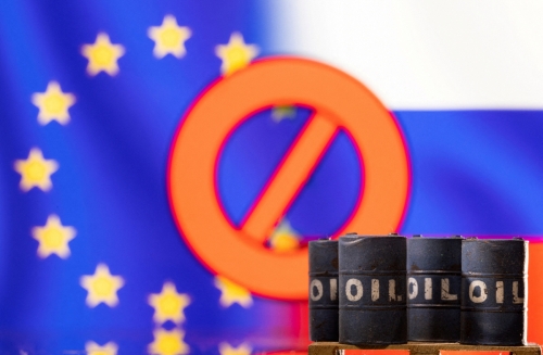 ▲유럽연합(EU) 깃발을 배경으로 원유통과 금지 표시가 보인다. 로이터연합뉴스
