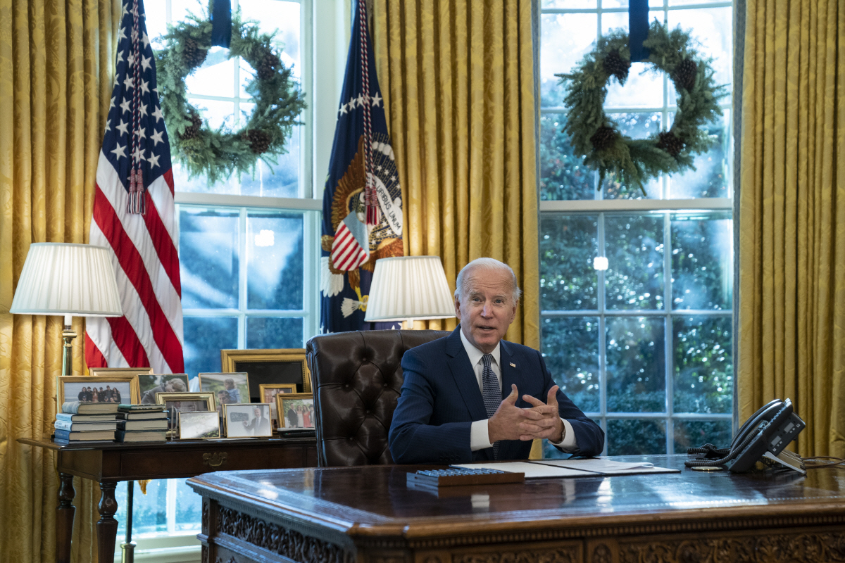 ▲조 바이든 미국 대통령이 지난해 12월 13일(현지시간) 백악관 오벌오피스에서 행정서비스 개선 관련한 행정 명령에 서명하기 전에 발언을 하고 있다. 워싱턴D.C./AP뉴시스
