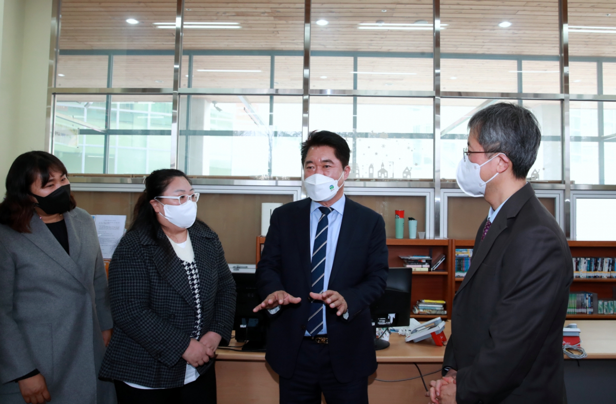 ▲박준희 관악구청장(오른쪽에서 두 번째)이 교육 관계자들을 만나 대화를 나누고 있다. (사진제공=관악구)