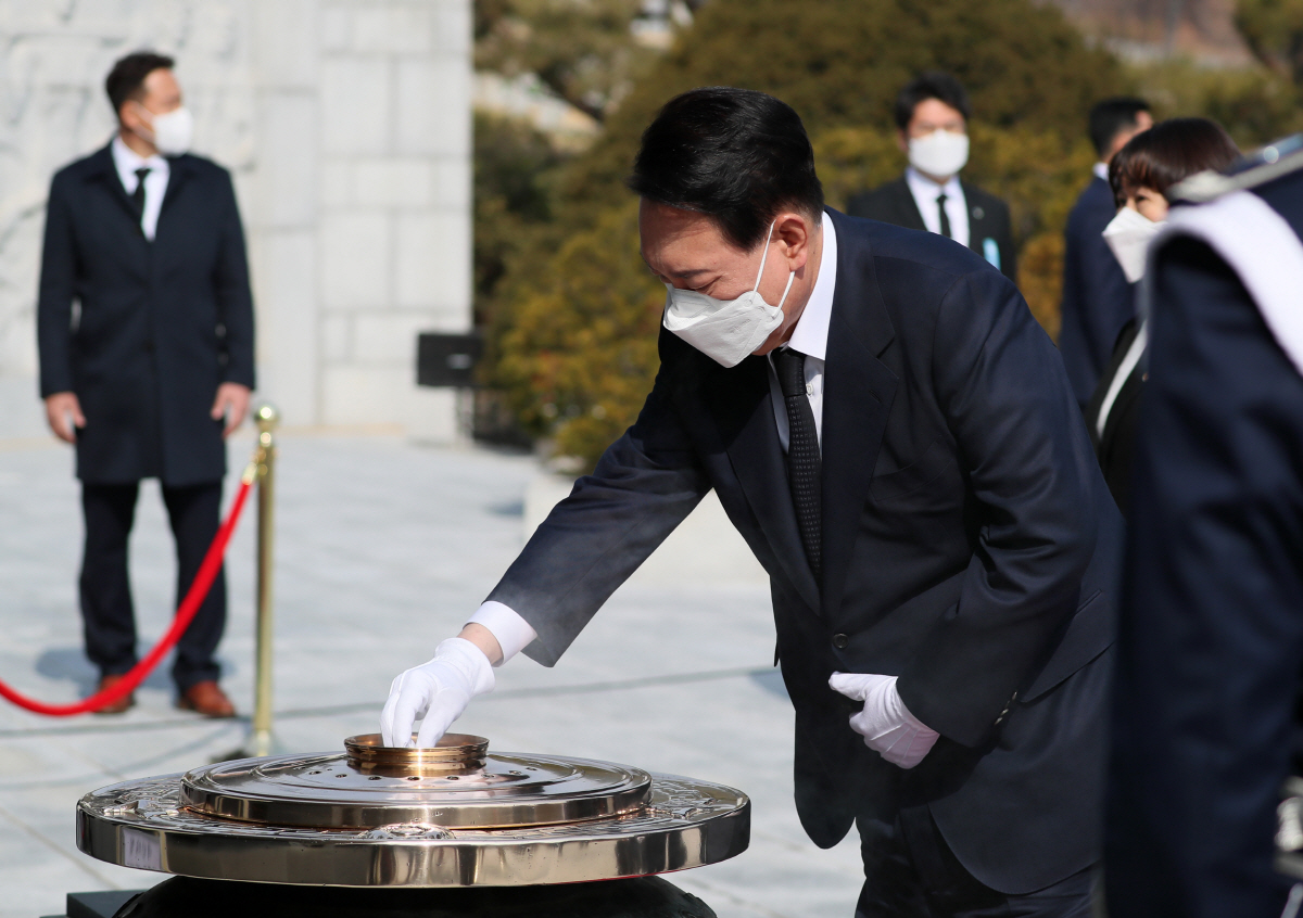 ▲(연합뉴스) 윤석열 대통령 당선인이 10일 서울 동작구 국립서울현충원을 참배하고 있다.
